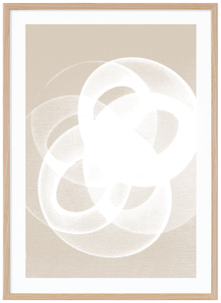 Beige poster med vitt abstrakt motiv. Stående format. Ekram.