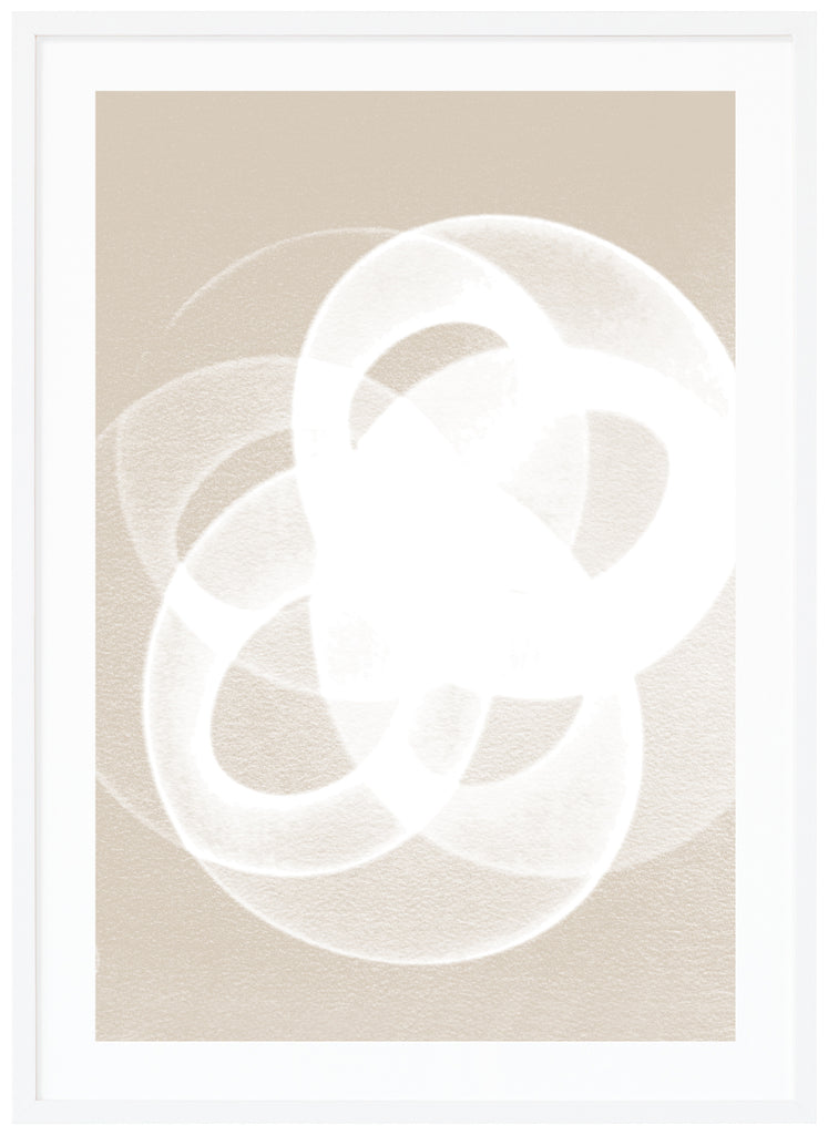 Beige poster med vitt abstrakt motiv. Stående format. Vit ram.