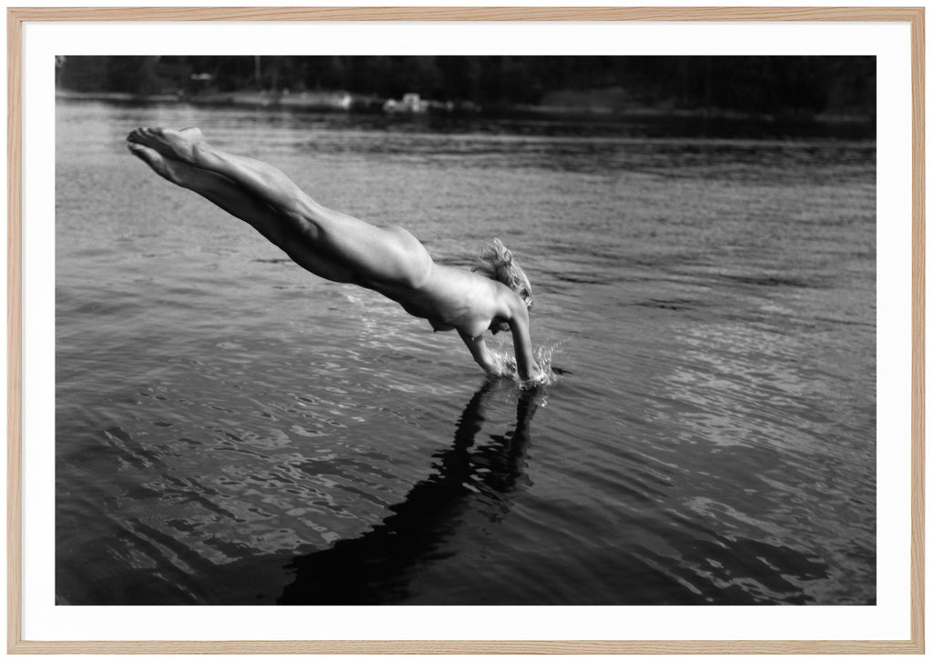 Poster av analogt foto. Naken kvinna som dyker ner i vattnet. Ekram.