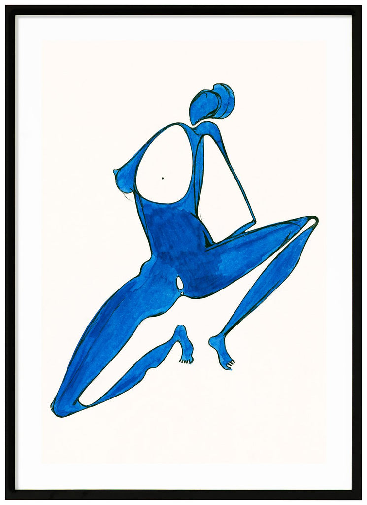 Poster av blå figur som sitter på huk och särar på benen. Vit bakgrund. Svart ram.