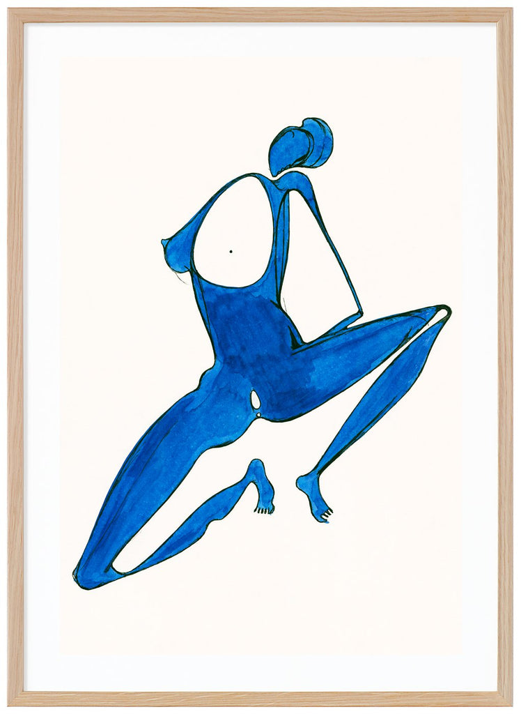 Poster av blå figur som sitter på huk och särar på benen. Vit bakgrund. Ekram.