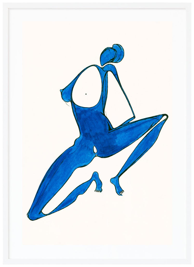 Poster av blå figur som sitter på huk och särar på benen. Vit bakgrund. Vit ram.