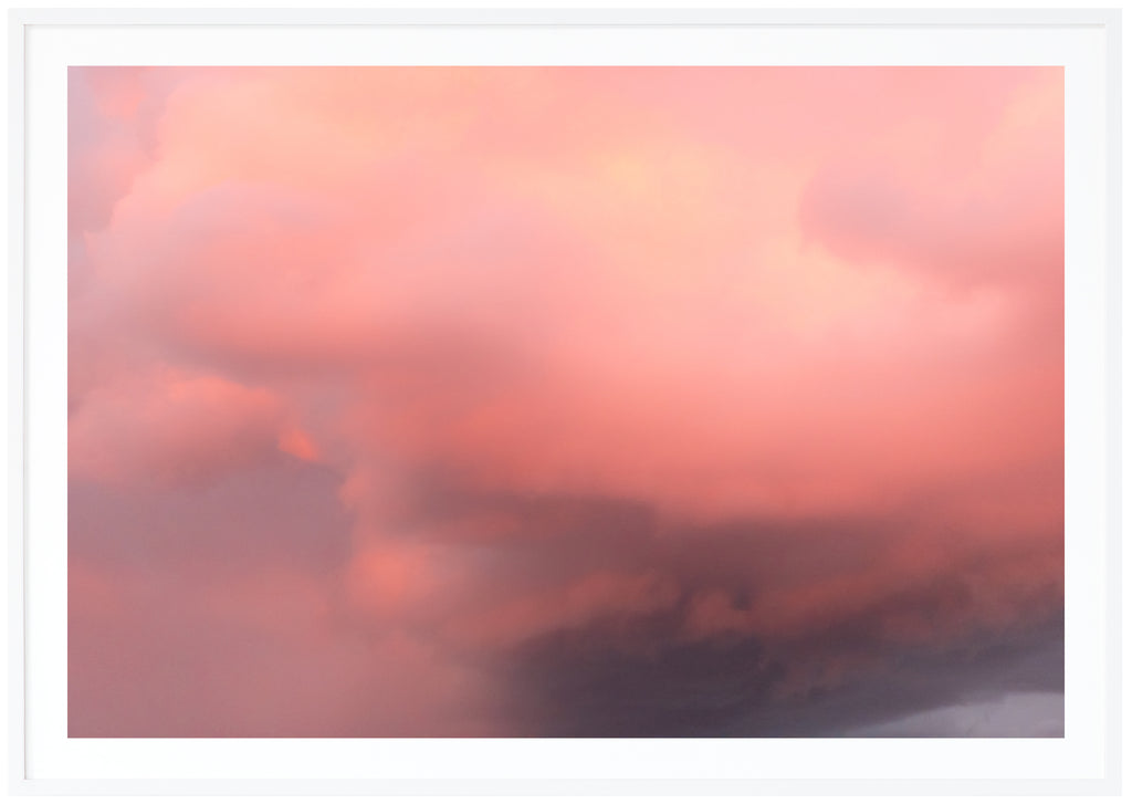 Poster av rosa och lila moln. Liggande format. Vit ram.