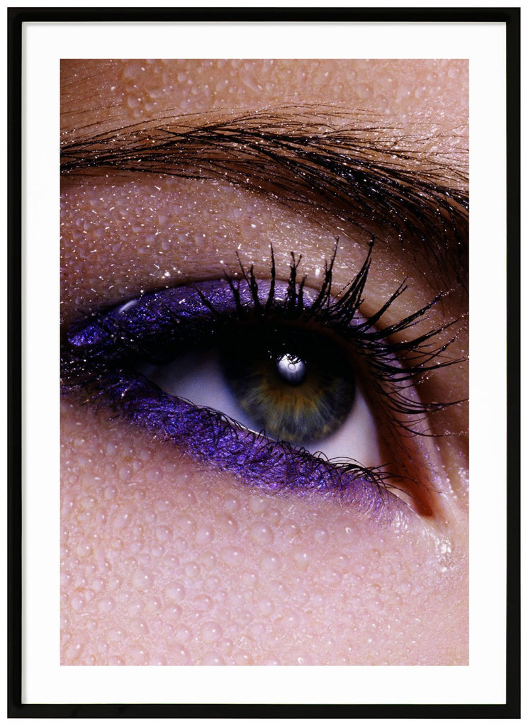 Poster av närbild på öga och ögonbryn med lila smink och vattendroppar över huden. Svart ram.
