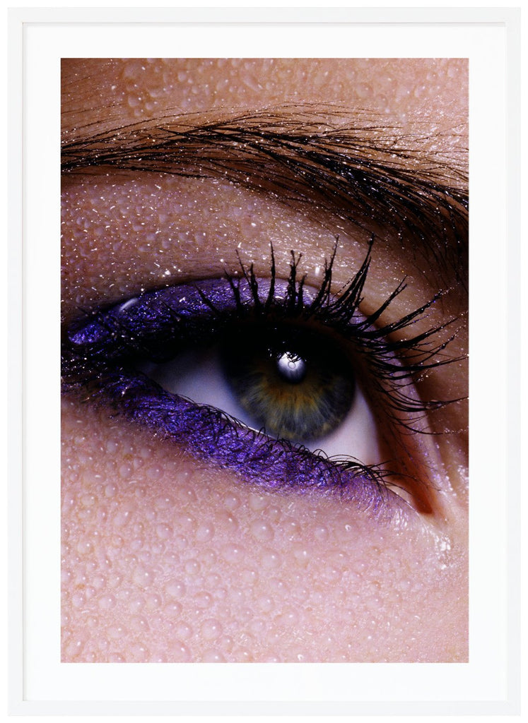 Poster av närbild på öga och ögonbryn med lila smink och vattendroppar över huden. Vit ram.