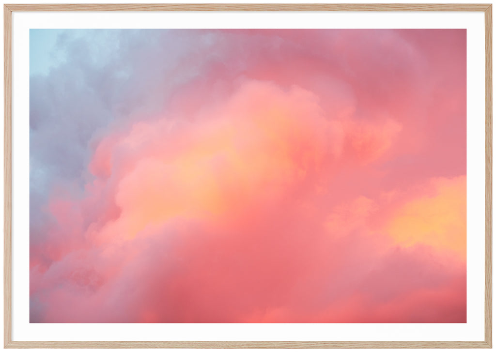 Poster av moln i blått, rosa, lila, orange. Liggande format. Ekram.