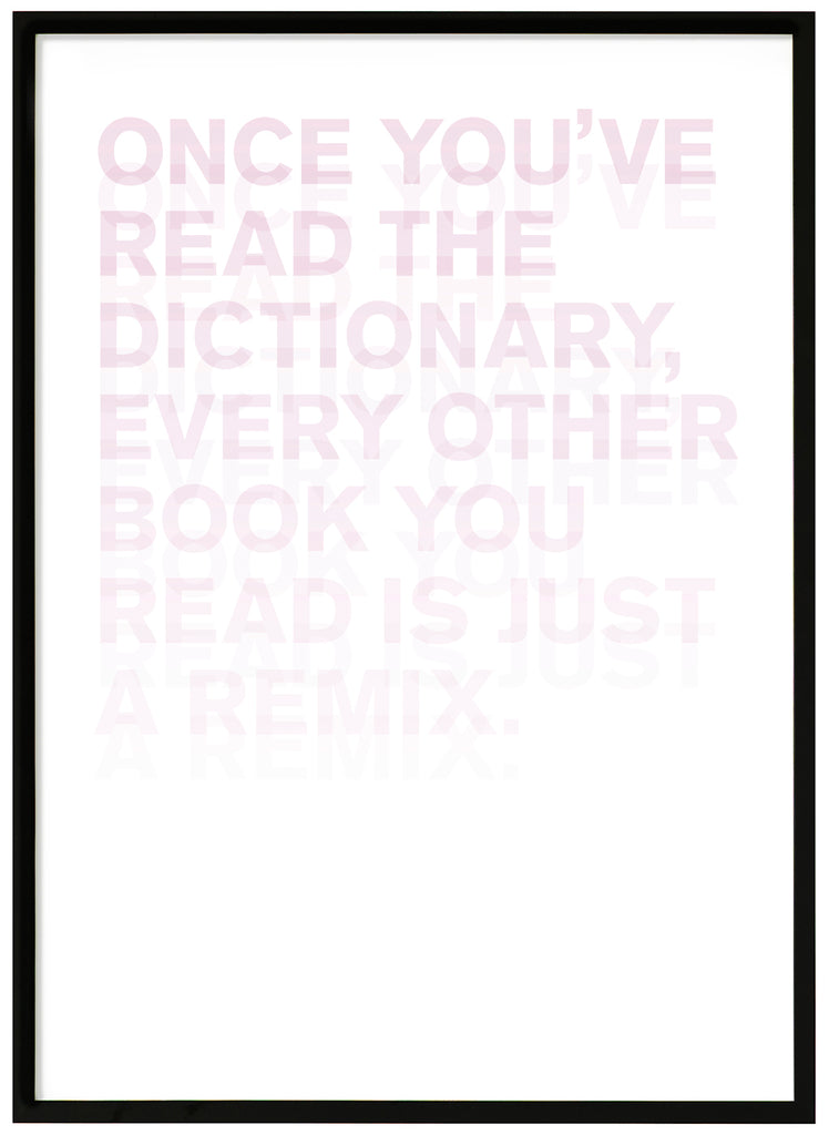 Poster av text i rosa toner med vit bakgrund. Stående format. Svart ram.
