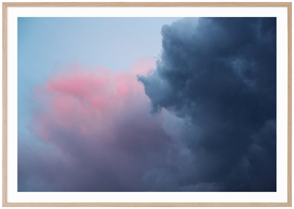 Poster av mörka blåa, rosa, lila moln. Liggande format. Ekram.