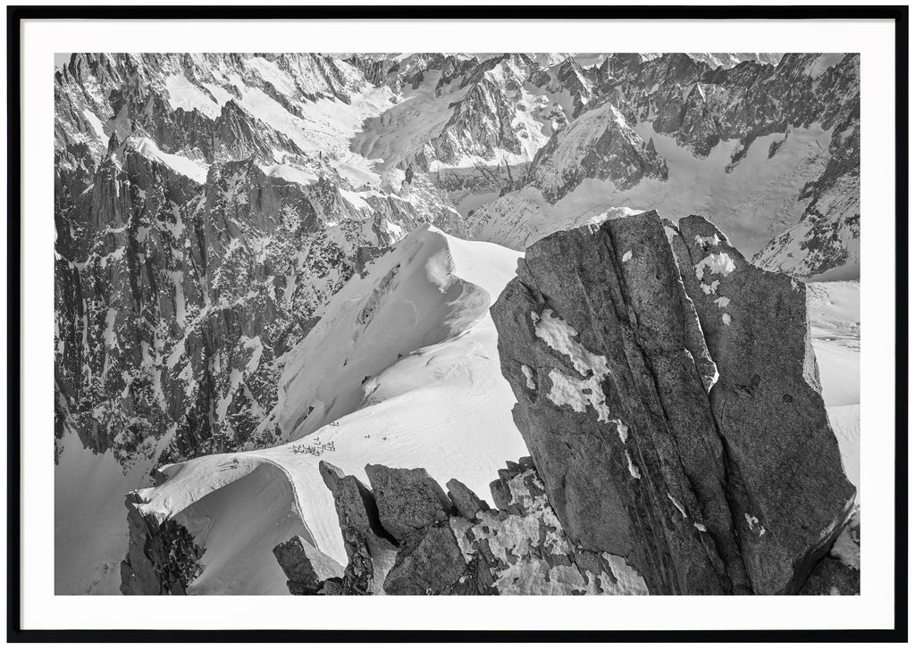 Svart-vitt fotografi av klippor och alper i Frankrike. Svart ram