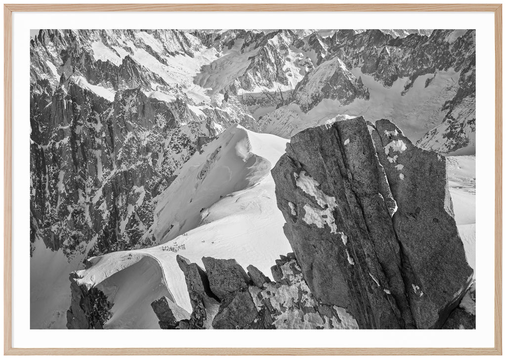 Svart-vitt fotografi av klippor och alper i Frankrike. Ekram