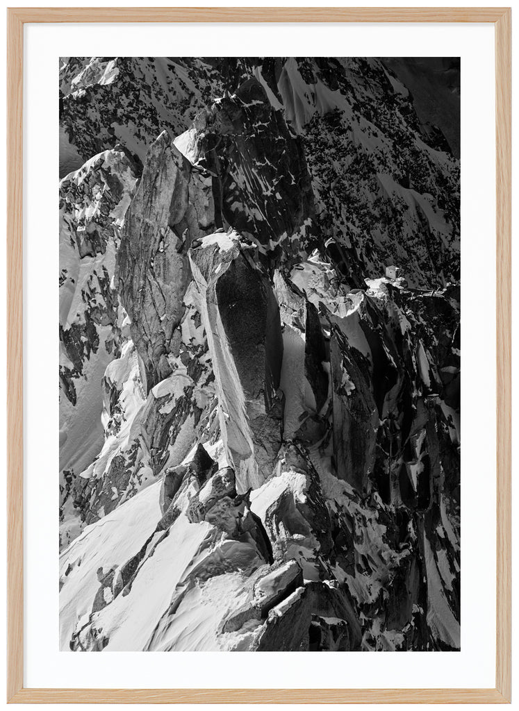  Svart-vitt fotografi av vassa klippor i alperna. Ekram