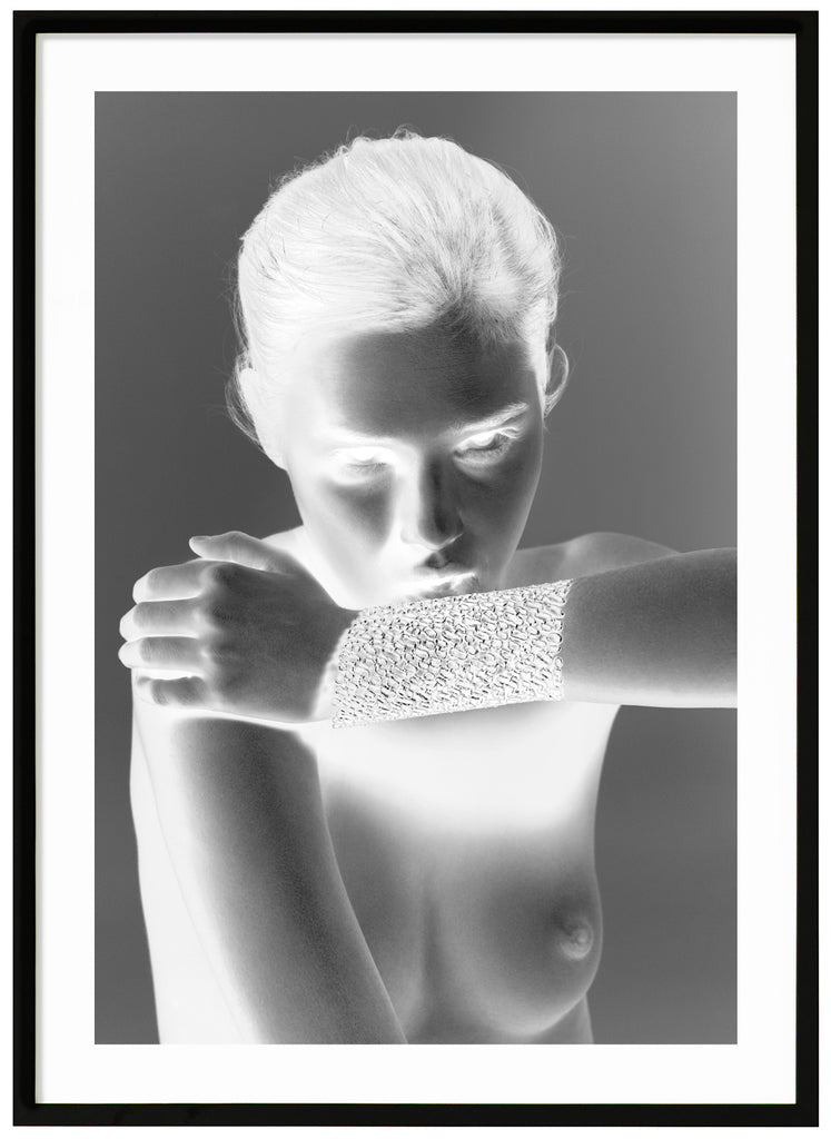  Svart-vitt poster av modell med speciell effekt av en naken kvinna. Svart ram.