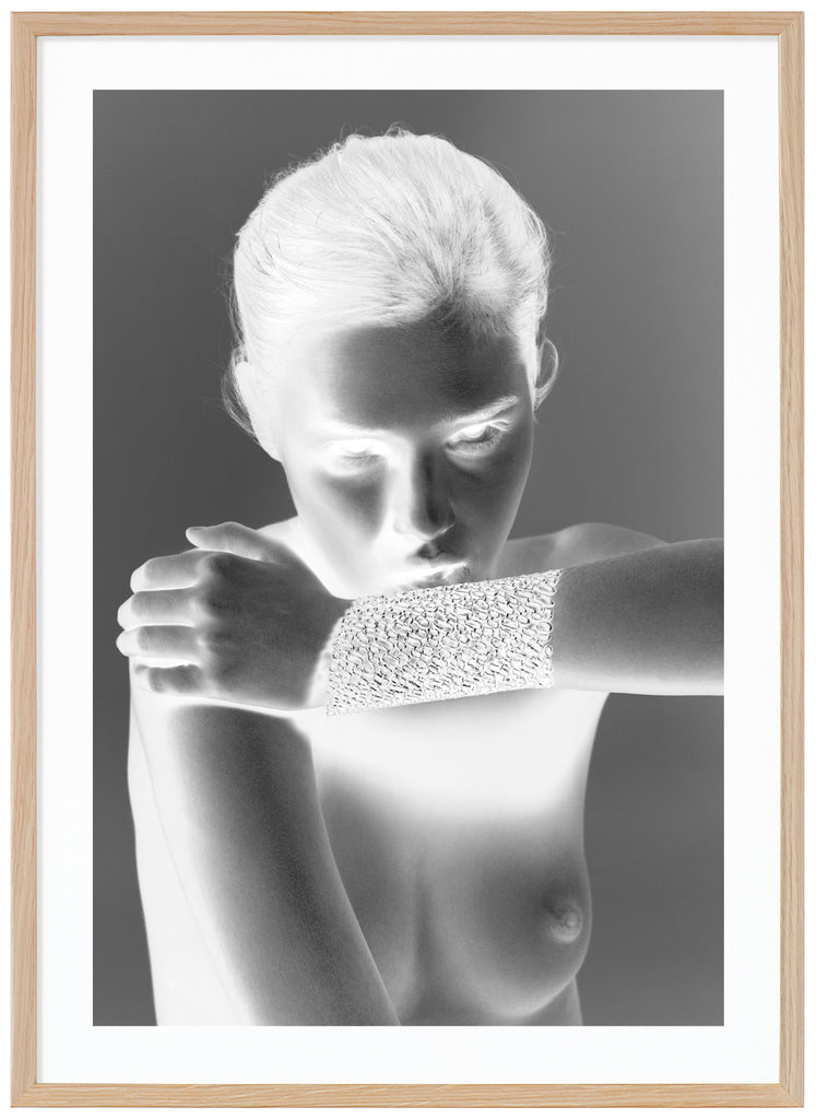 Svart-vitt poster av modell med speciell effekt av en naken kvinna. Ekram.