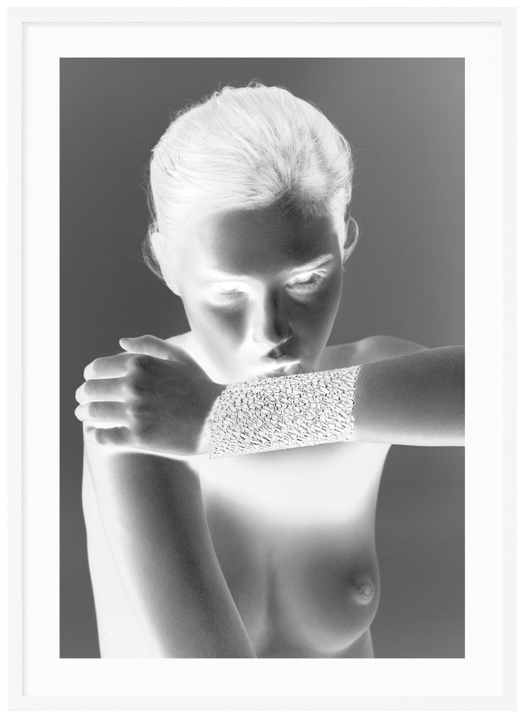  Svart-vitt poster av modell med speciell effekt av en naken kvinna. Vit ram.