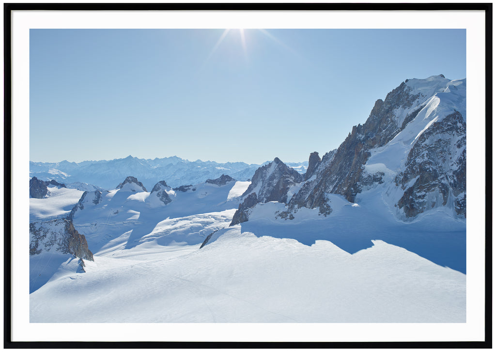  Färgfotografi av snötäckta alper i panorama. Svart ram