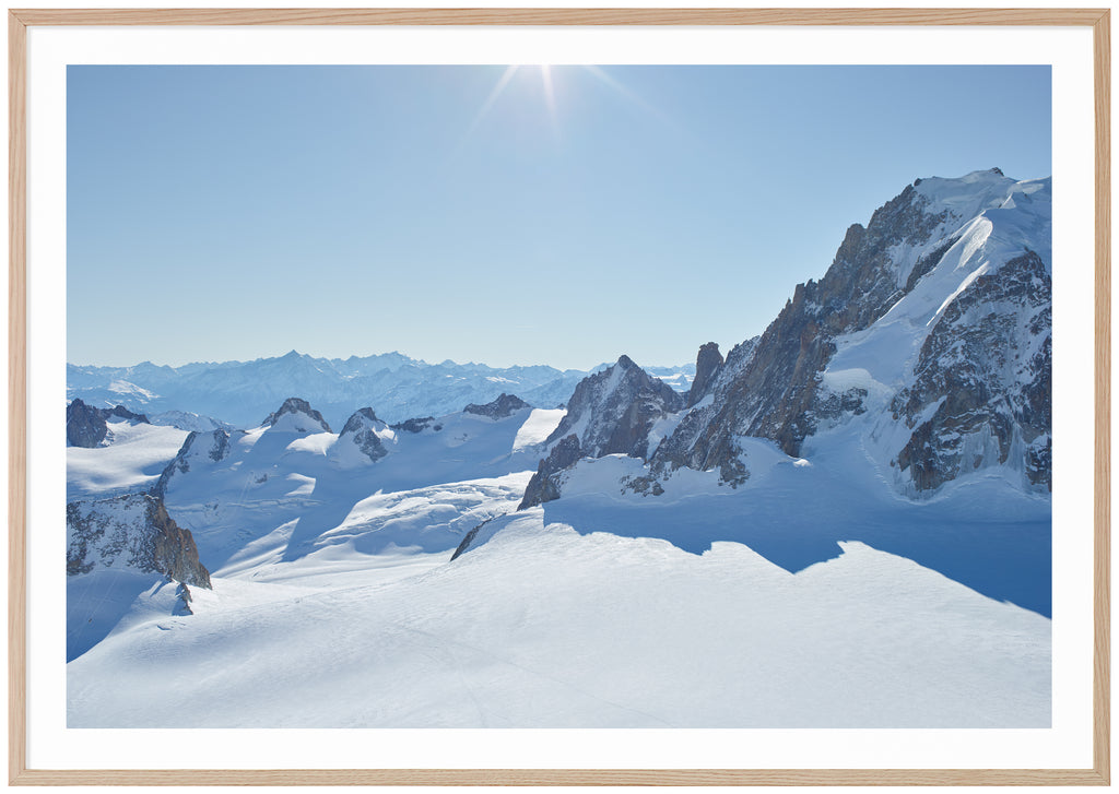  Färgfotografi av snötäckta alper i panorama. Ekram