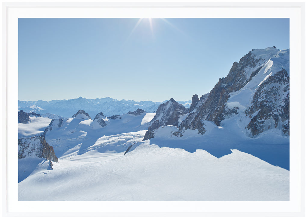  Färgfotografi av snötäckta alper i panorama. Vit ram