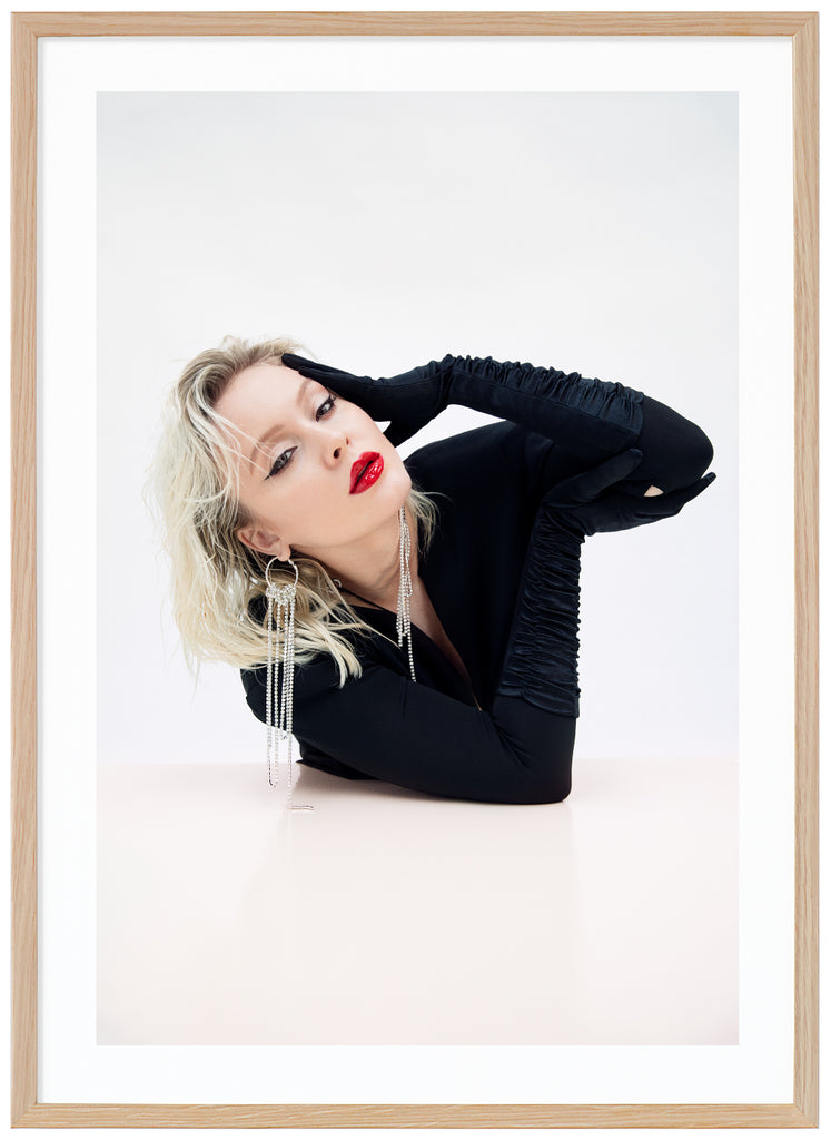 Poster av Zara Larsson. Klädd i svart med rött läppstift mot vit bakgrund. Ekram.