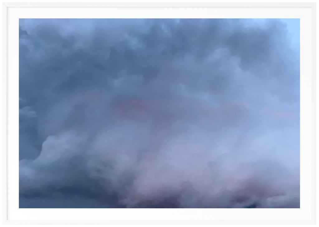 Poster av moln i olika toner av blå. Liggande format. Vit ram.