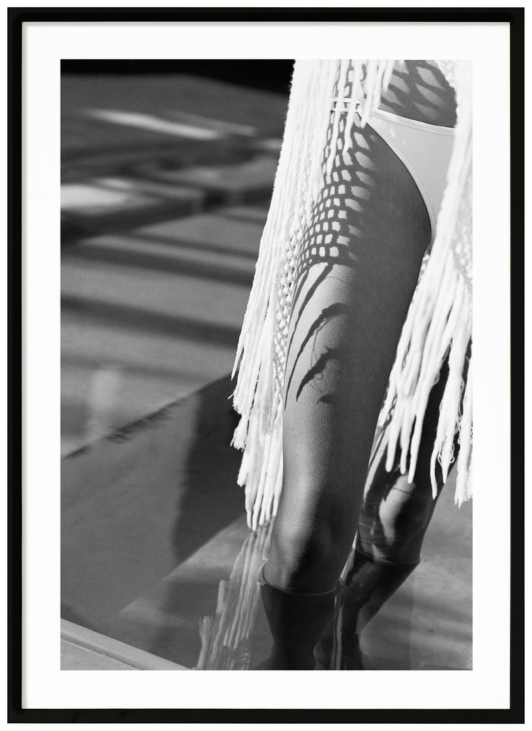 Svart-vit poster av en kvinnas ben med bikini. Svart ram.