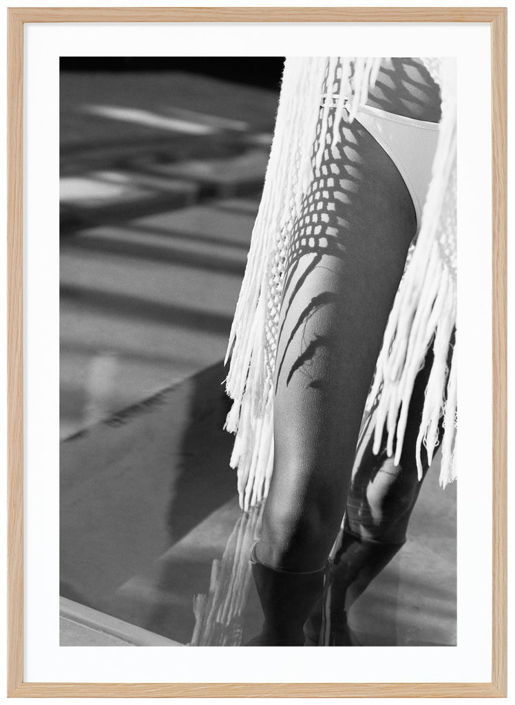 Svart-vit poster av en kvinnas ben med bikini. Ekram.