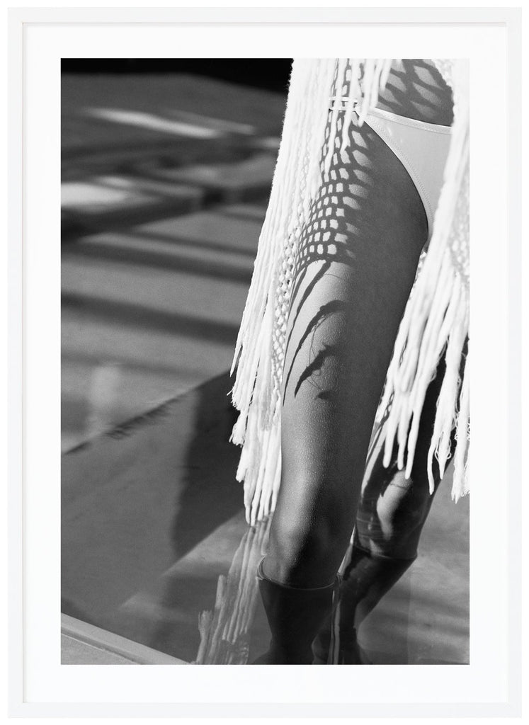 Svart-vit poster av en kvinnas ben med bikini. Vit ram.