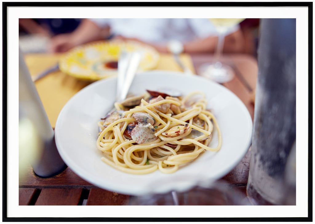 Färgfotografi av en av de mest klassiska maträtterna i Italien, Spaghetti Vongole.  Svart ram