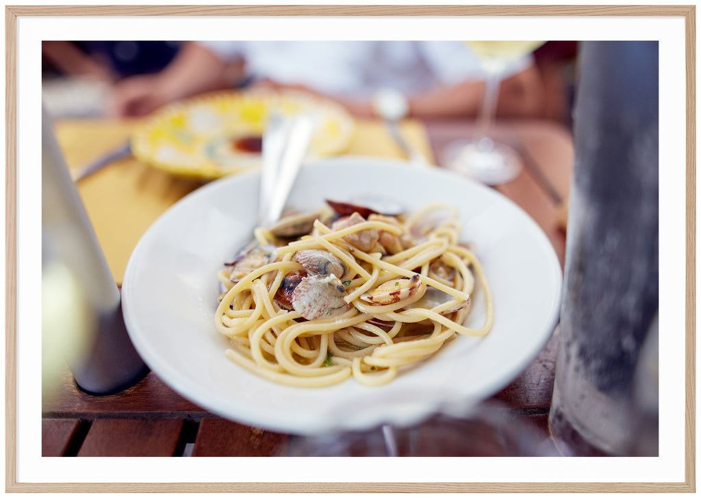 Färgfotografi av en av de mest klassiska maträtterna i Italien, Spaghetti Vongole.  Ekram