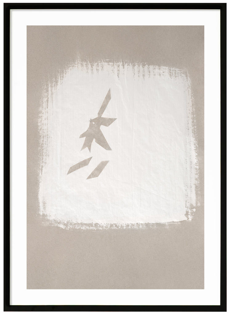 Poster av målad vit fyrkant med figur. Beige bakgrund. Svart ram.