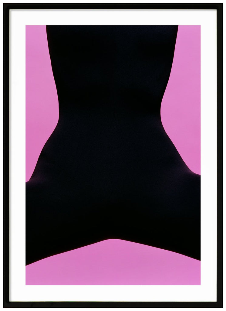 Poster med halv abstrakt svart motiv. Rosa bakgrund. Svart ram.