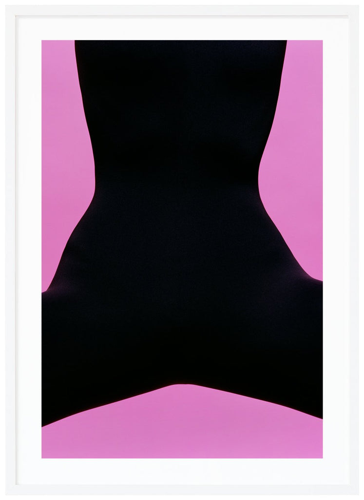 Poster med halv abstrakt svart motiv. Rosa bakgrund. Vit ram.