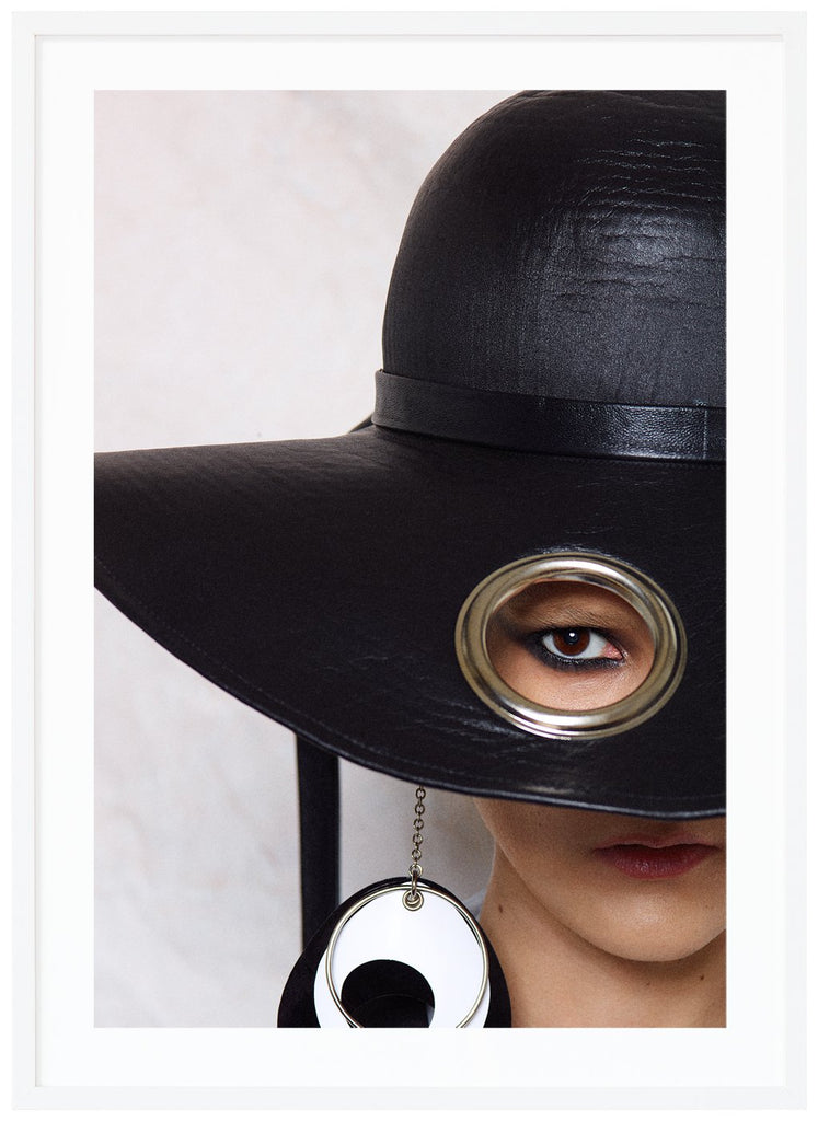 Poster av kvinna med stor svart hatt. Vit bakgrund. Vit ram.