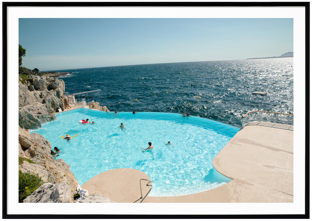 Poster av Eden Roc och Hotel du Cap med badande människor i poolen. Tagen på Franska Rivieran. Svart ram.