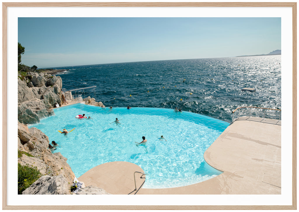 Poster av Eden Roc och Hotel du Cap med badande människor i poolen. Tagen på Franska Rivieran. Ekram.