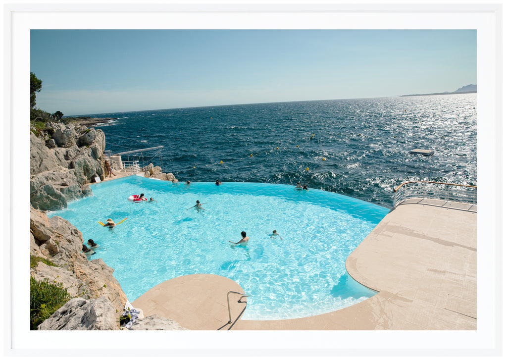 Poster av Eden Roc och Hotel du Cap med badande människor i poolen. Tagen på Franska Rivieran. Vit ram.