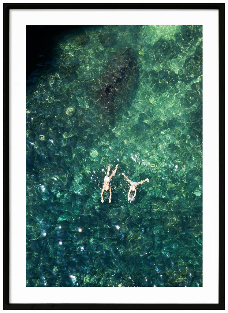 Poster av två personer som simmar. Stående format. Svart ram. 