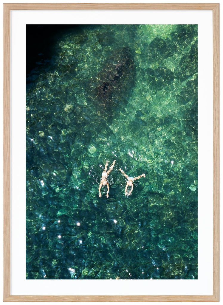 Poster av två personer som simmar. Stående format. Ekram.