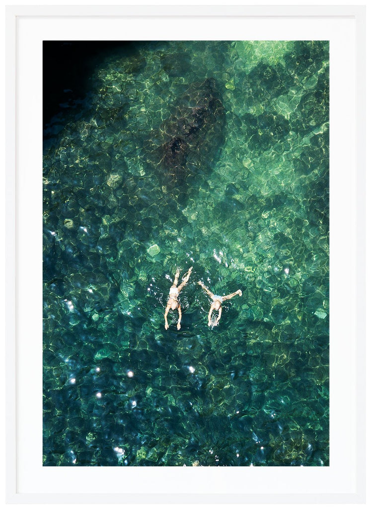Poster av två personer som simmar. Stående format. Vit ram.
