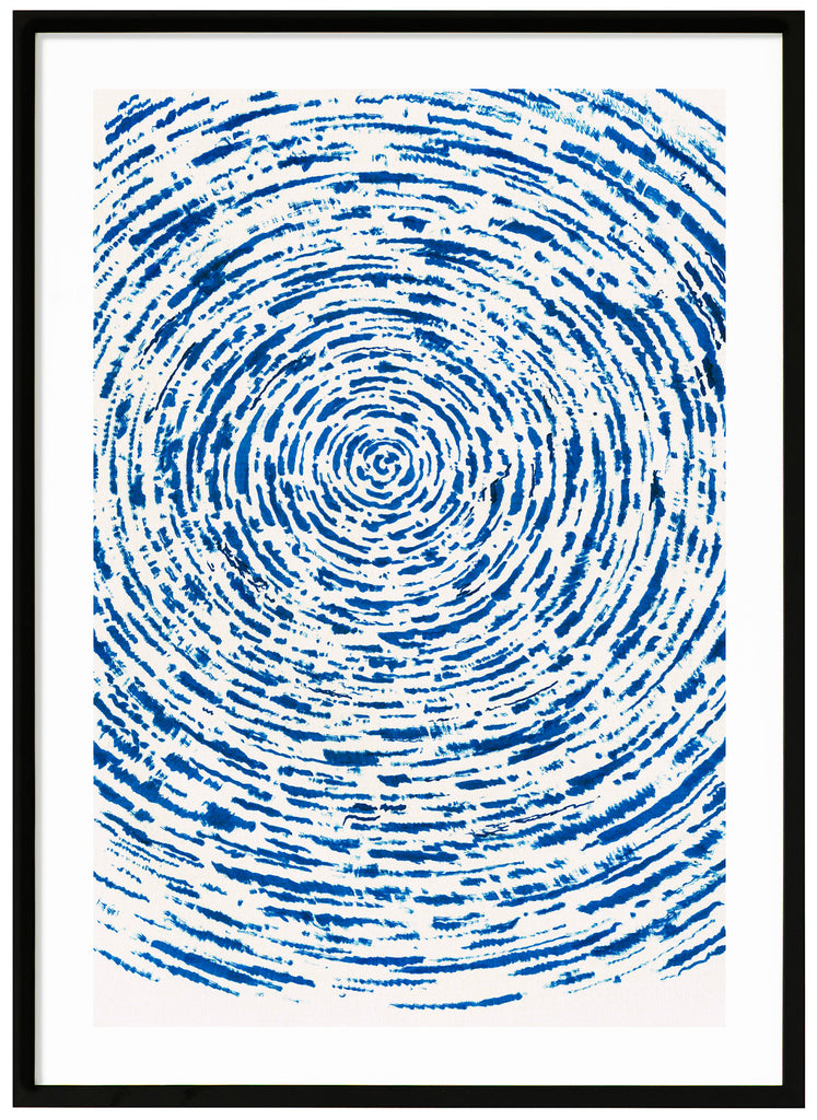 Poster av konstverk med blått mönster över vit bakgrund. Av svenske konstnären Henrik Delehag. Svart ram.