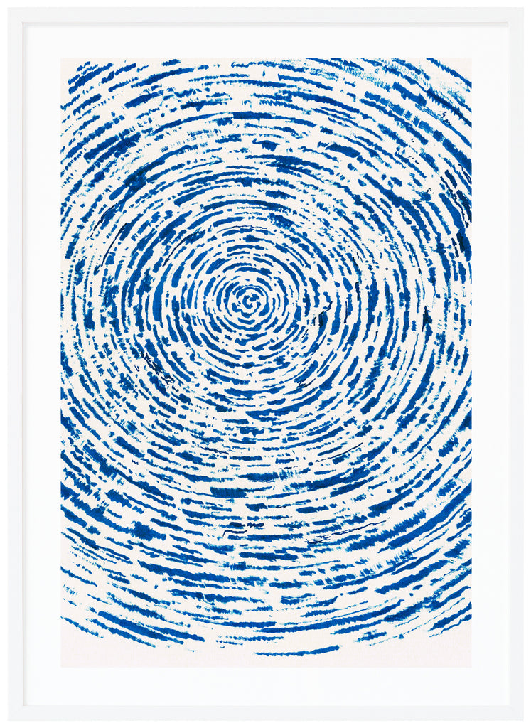 Poster av konstverk med blått mönster över vit bakgrund.Av svenske konstnären Henrik Delehag. Vit ram.