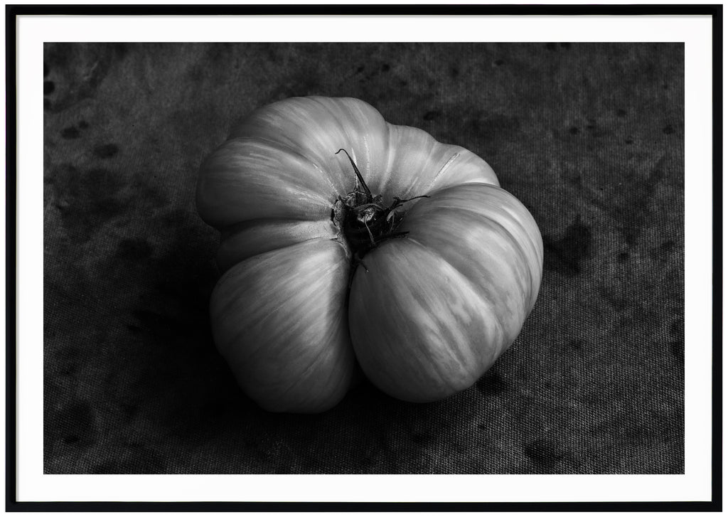 Svart-vitt stilleben av en tomat. Svart ram.