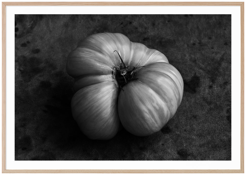 Svart-vitt stilleben av en tomat. Ekram.