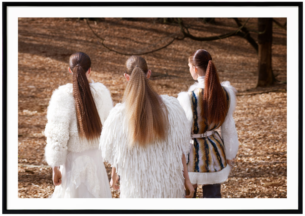 Modefotografi av tre kvinnor i långa hästsvansar.  Svart ram.