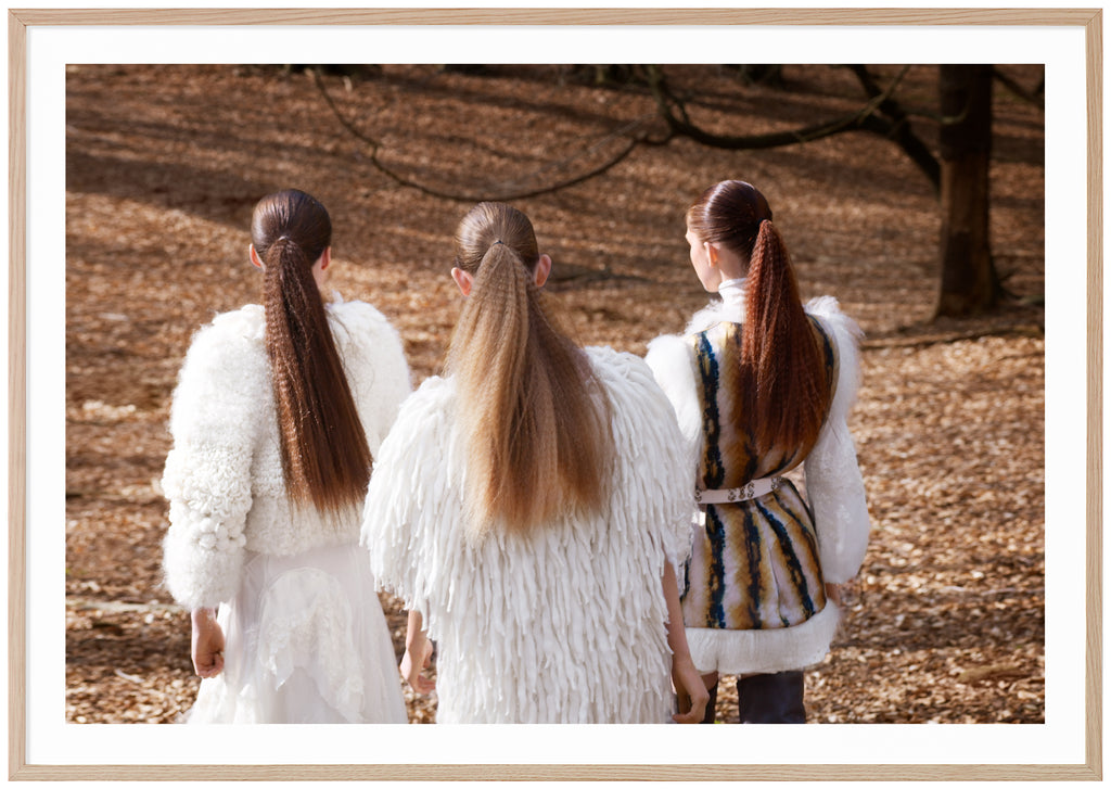 Modefotografi av tre kvinnor i långa hästsvansar.  Ekram.