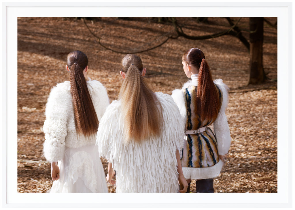 Modefotografi av tre kvinnor i långa hästsvansar.  Vit ram. 