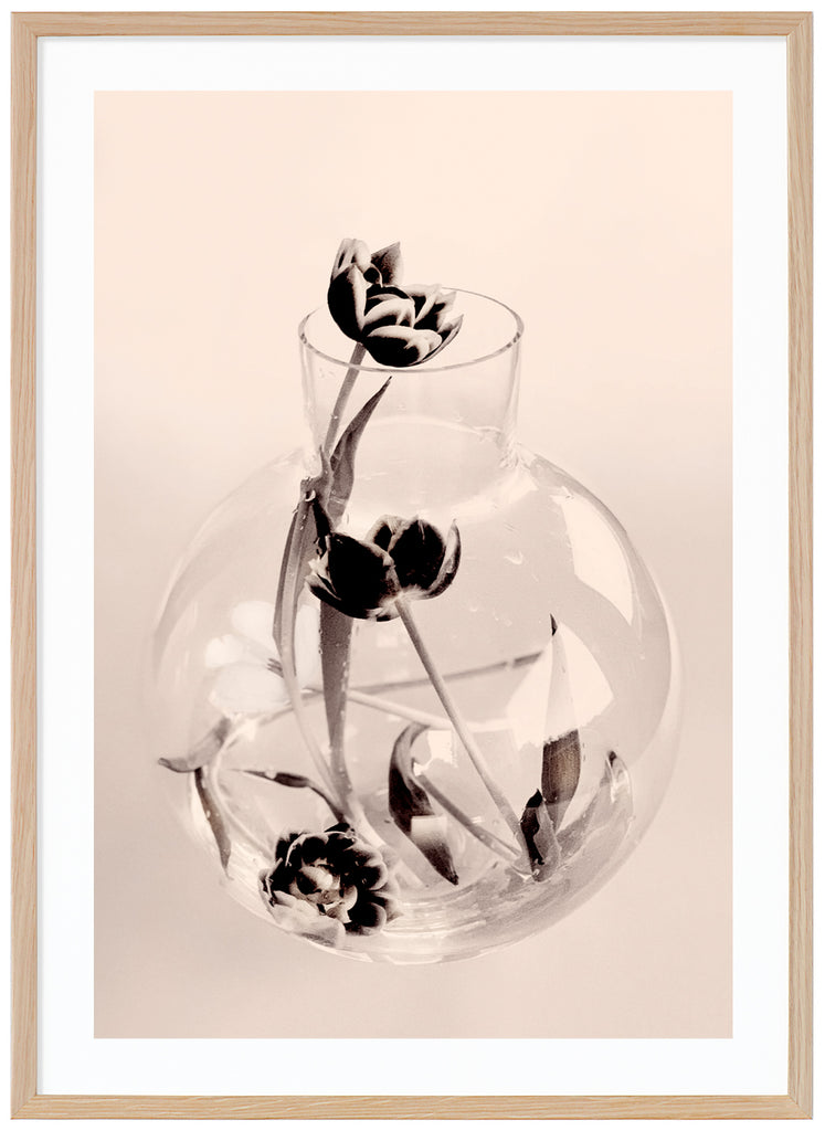 Grafisk fotokonst av en vas i glas med ett antal tulpaner. Ekram. 
