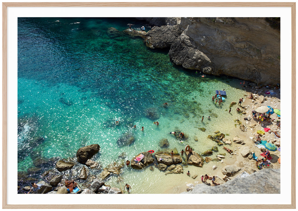 Fotografi i färg av en strand och klippor i södra Italien. Ekram.