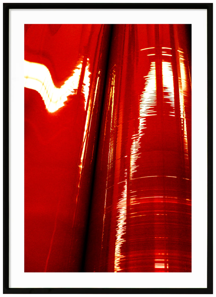 Abstrakt foto i röda toner. Svart ram. 