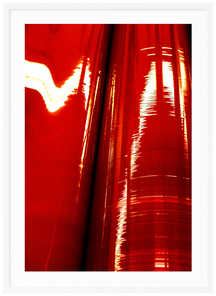 Abstrakt foto i röda toner. Vit ram.