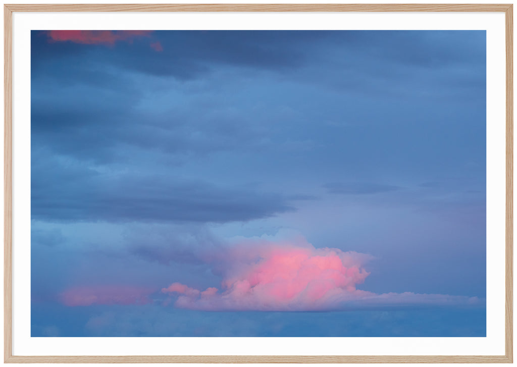 Fotografi av moln i färgerna blå och rosa. Ekram.